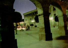 Vista nocturna de la Plaza Pública